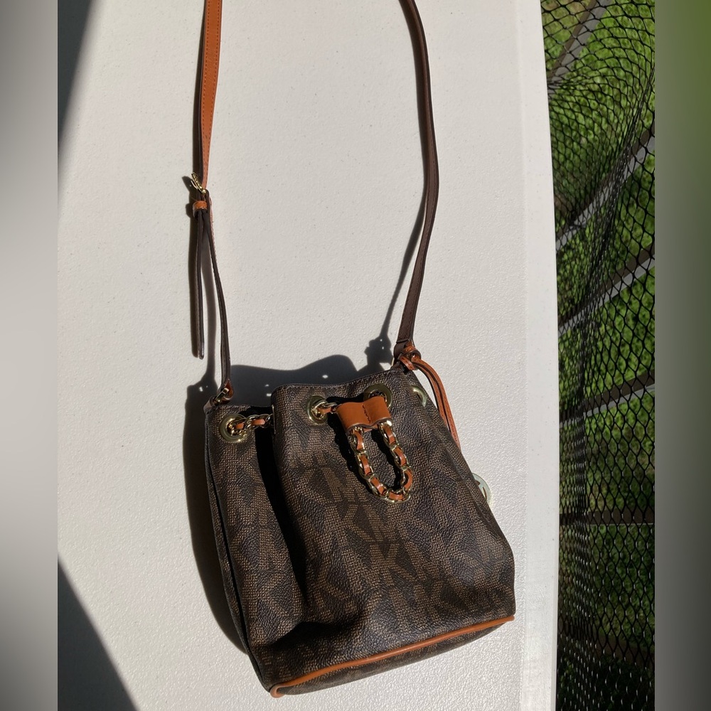Michael Kors Brown Bucket Bag Crossbody Purse Gold Chain - Picture 4 of 17